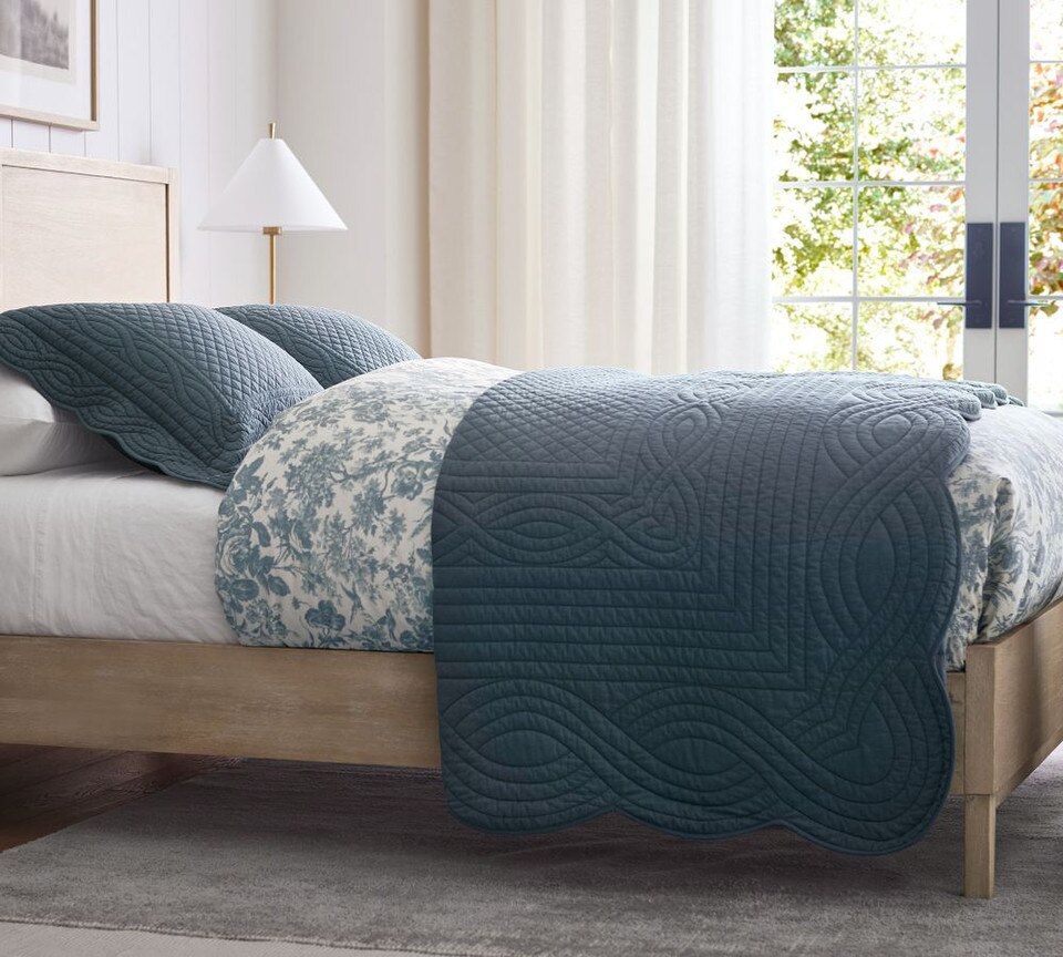 Heirloom Scallop Coverlet