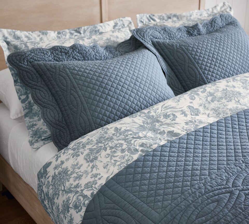 Heirloom Scallop Coverlet