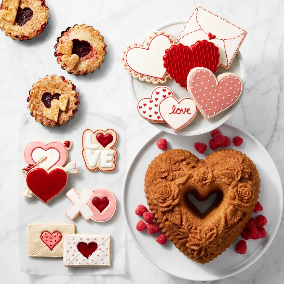 Williams Sonoma Nordic Ware Non-Stick Cast Aluminium Floral Heart Bundt® Pan